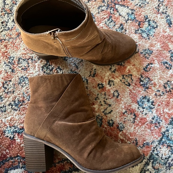 Universal Thread Heeled Booties - Picture 4 of 6